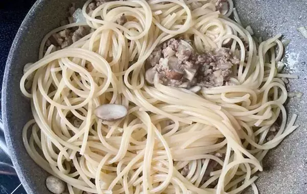 いつものパスタに飽きたら…　ゴロゴロ肉の『白いボロネーゼ』に「簡単すぎた」「夫がドはまり」