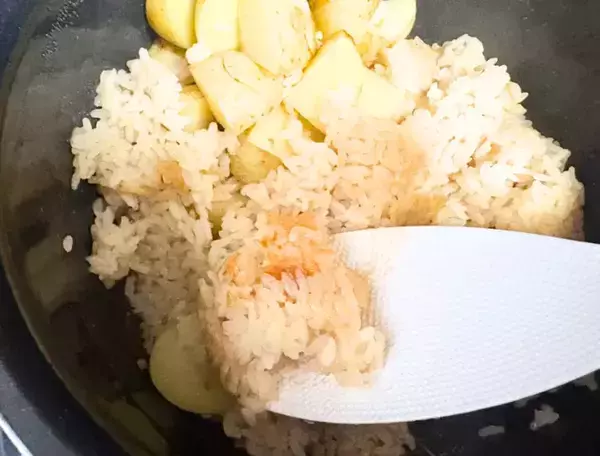「息子が大絶賛」「おかわり止まらん」　新ジャガイモを炊飯器に入れて…？
