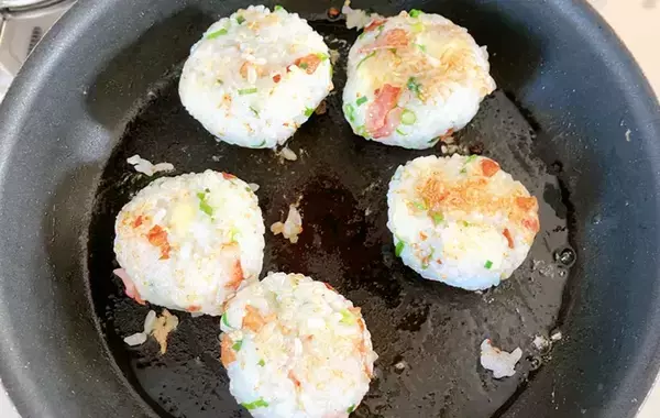 「おにぎりっていうか、おかずじゃん！」　夫と子供が喜んだ『焼きおにぎり』の簡単レシピ