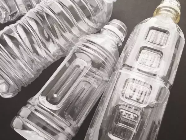 針金ハンガーに一工夫　空のペットボトルを通した結果に「コレは賢い」「早速試す」【活用法4選】