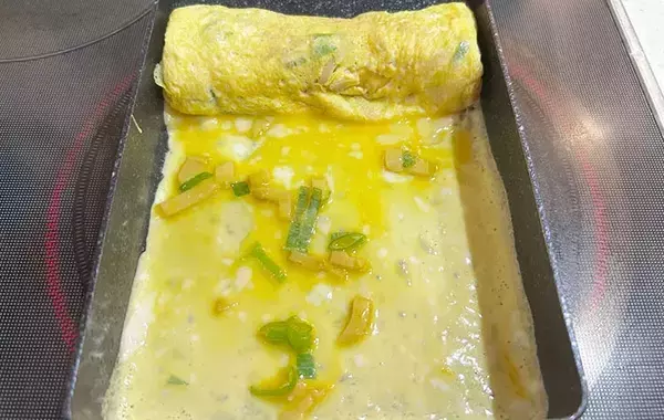 卵と一緒に焼いたのは？　新感覚の玉子焼きレシピに「いつものと違う」「弁当にぴったり」