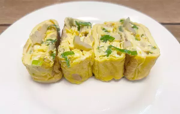 卵と一緒に焼いたのは？　新感覚の玉子焼きレシピに「いつものと違う」「弁当にぴったり」