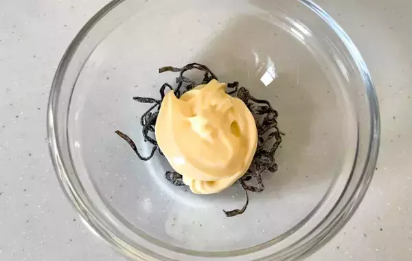 マヨ×塩昆布の相性抜群！　15分で完成した一品に「こんなに食べちゃった！」【レシピ】