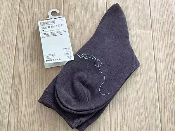 ハサミ不要！　無印良品の靴下、正しいタグの取り方に「いつも切ってた」
