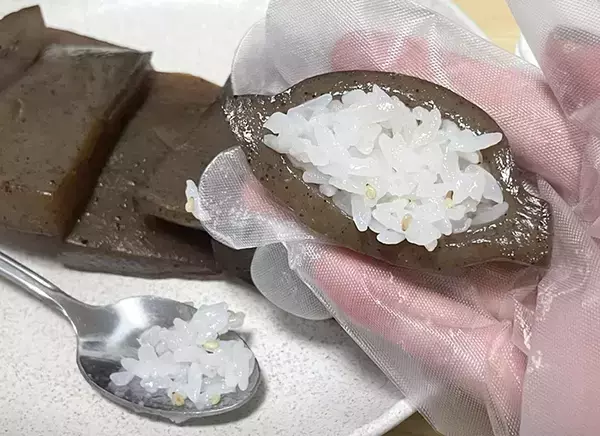 こんにゃくに切り込みを入れて…　油揚げ不要の『いなり寿司』が最高だった