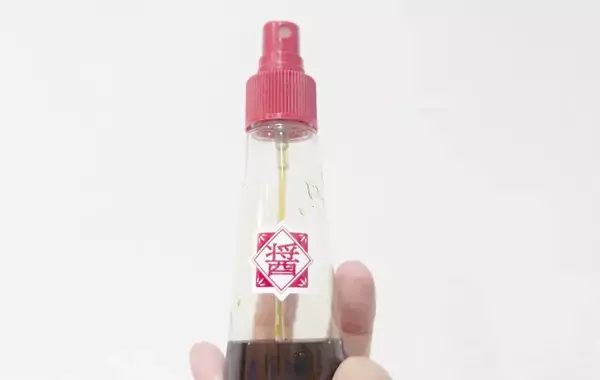 醤油だけじゃもったいない！　ダイソーの『醤油スプレー』に入れたのは…