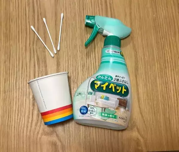 フローリングの溝を綿棒でなぞると…　掃除テクに「こんなに汚れてたの？」「驚いた」