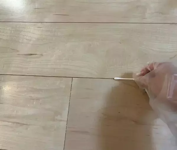 フローリングの溝を綿棒でなぞると…　掃除テクに「こんなに汚れてたの？」「驚いた」