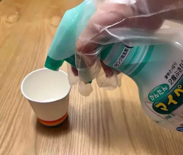フローリングの溝を綿棒でなぞると…　掃除テクに「こんなに汚れてたの？」「驚いた」