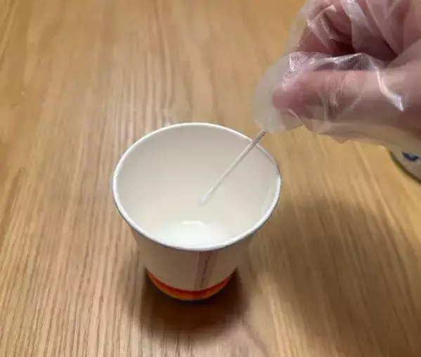 フローリングの溝を綿棒でなぞると…　掃除テクに「こんなに汚れてたの？」「驚いた」