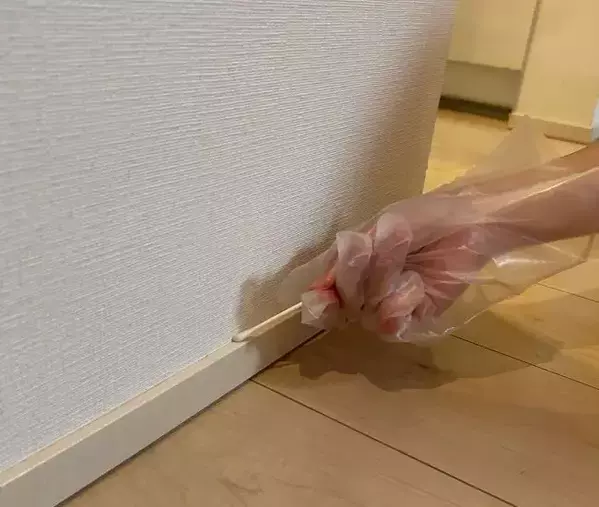 フローリングの溝を綿棒でなぞると…　掃除テクに「こんなに汚れてたの？」「驚いた」