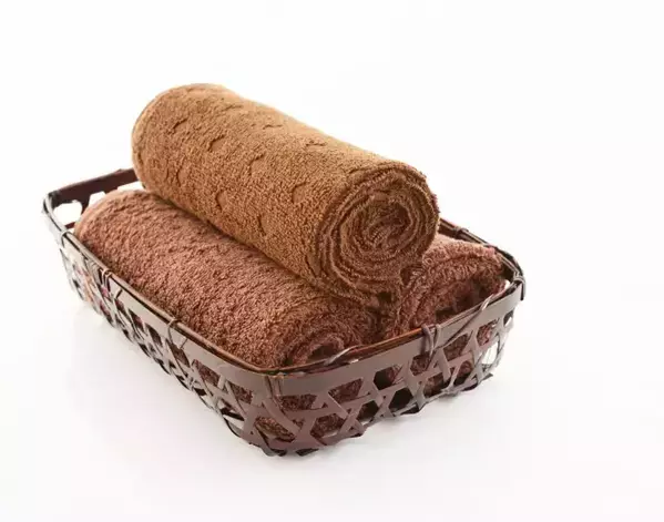 タオルは四角く畳まないで！　端を三角に折る裏技に「目からウロコ」「絶対やる」【畳み方4選】