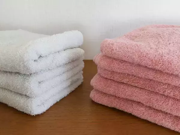 タオルは四角く畳まないで！　端を三角に折る裏技に「目からウロコ」「絶対やる」【畳み方4選】