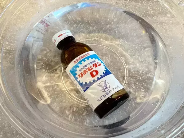 瓶のラベルがツルっと剥がれる！　あまりにもきれいに取れすぎて驚き…！