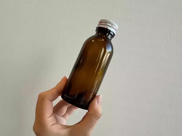 瓶のラベルがツルっと剥がれる！　あまりにもきれいに取れすぎて驚き…！