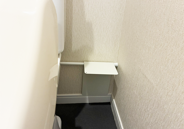 トイレットペーパーホルダーに『ブックエンド』を設置　簡単な裏ワザに「収納スペースが増えた」
