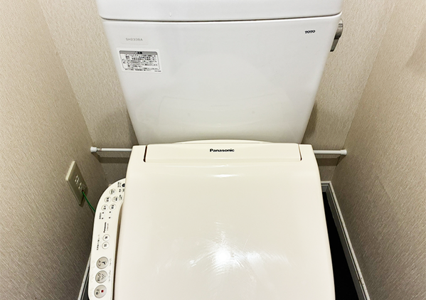 トイレットペーパーホルダーに『ブックエンド』を設置　簡単な裏ワザに「収納スペースが増えた」