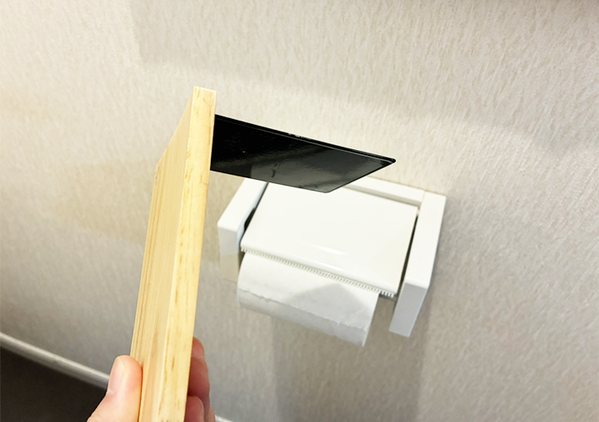 トイレットペーパーホルダーに『ブックエンド』を設置　簡単な裏ワザに「収納スペースが増えた」