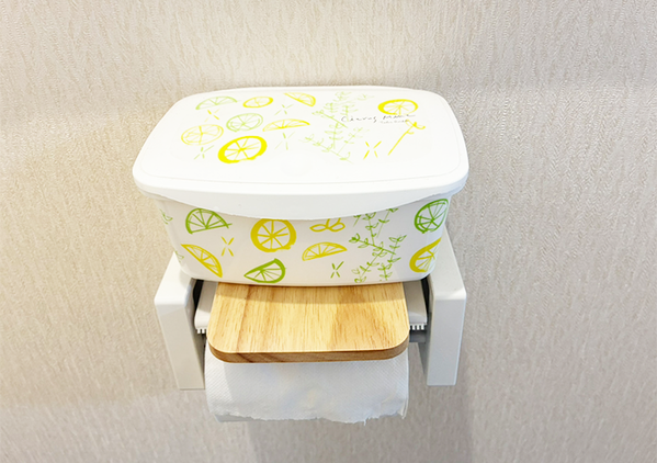 トイレットペーパーホルダーに『ブックエンド』を設置　簡単な裏ワザに「収納スペースが増えた」
