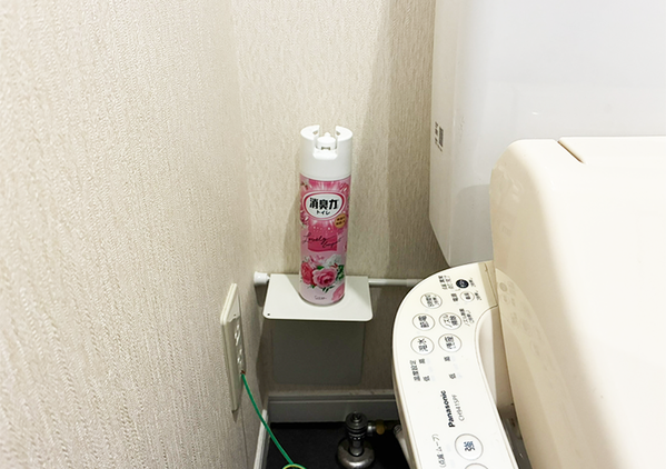 トイレットペーパーホルダーに『ブックエンド』を設置　簡単な裏ワザに「収納スペースが増えた」
