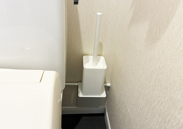 トイレットペーパーホルダーに『ブックエンド』を設置　簡単な裏ワザに「収納スペースが増えた」