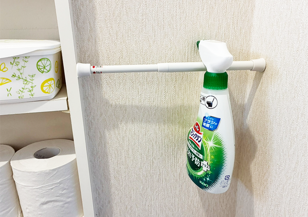 トイレットペーパーホルダーに『ブックエンド』を設置　簡単な裏ワザに「収納スペースが増えた」