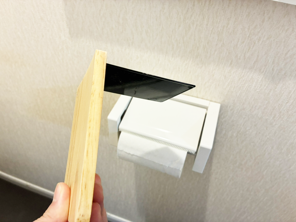 トイレットペーパーホルダーに『ブックエンド』を設置　簡単な裏ワザに「収納スペースが増えた」