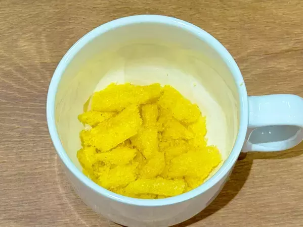 【検証】これ知ってた？　うまい棒を粉々にして牛乳注いだら…