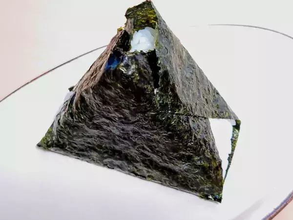 捨てるはずの『包装』が持ち手に変身！　コンビニおにぎりを清潔に食べる賢い工夫 【食べ方テク4選】