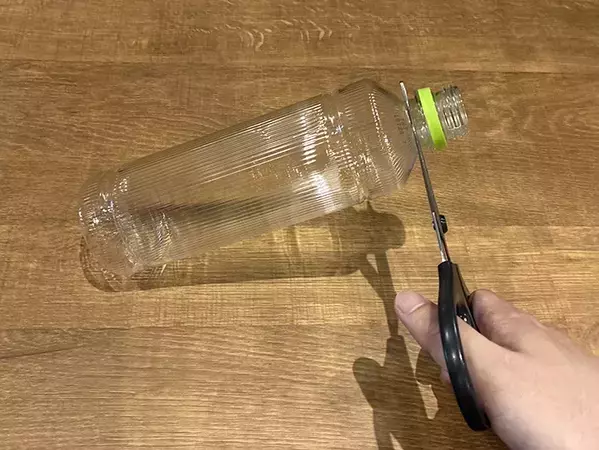 飲み終えたペットボトルの先を切って…　1分で作れる『小物ケース』が便利だった【活用法3選】