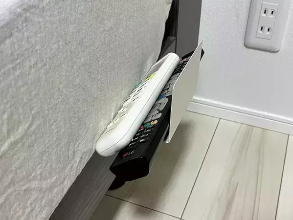 ブックエンドがリビングの『ちょい置き』に役立つ　100均文房具の意外な活用法【2選】