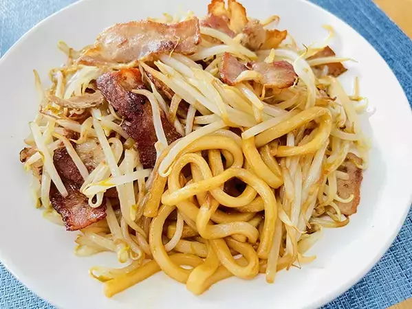 うどんを袋ごとレンチンして…　自炊歴２３年の男性が作る『気まぐれ飯』がコスパ抜群【漫画】
