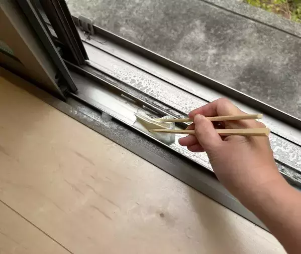 サッシの溝に割り箸、どう使う？　花王推奨の掃除術に「ごっそり取れた」