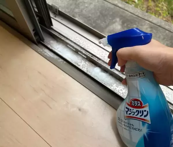 サッシの溝に割り箸、どう使う？　花王推奨の掃除術に「ごっそり取れた」
