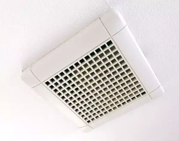 「見ていて爽快！」　トイレ換気扇の汚れをごっそり取る掃除テク【掃除の裏技4選】