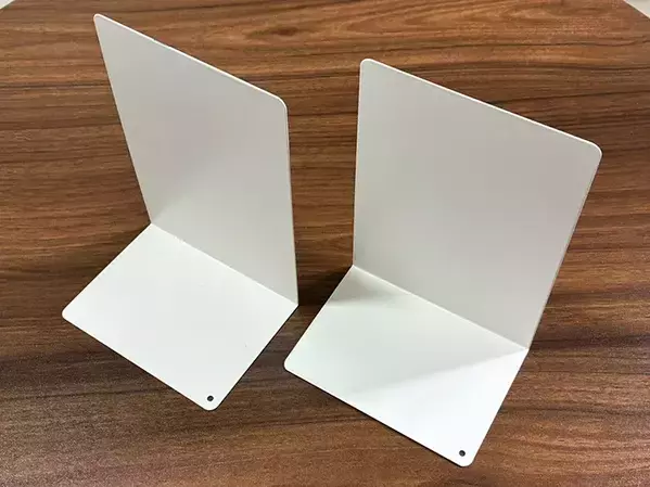 100均ブックエンドで冷蔵庫の収納力が2倍に　デッドスペースを救う2つの活用法に「これは助かる」