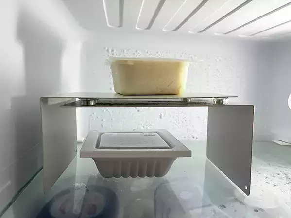 100均ブックエンドで冷蔵庫の収納力が2倍に　デッドスペースを救う2つの活用法に「これは助かる」