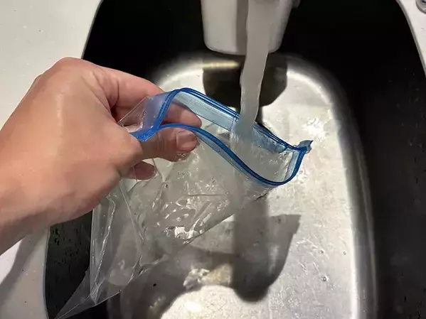 水を入れたジッパー袋を4時間凍らせて…　本格的な氷が作れる簡単な方法