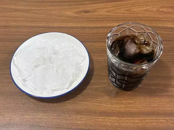 水を入れたジッパー袋を4時間凍らせて…　本格的な氷が作れる簡単な方法