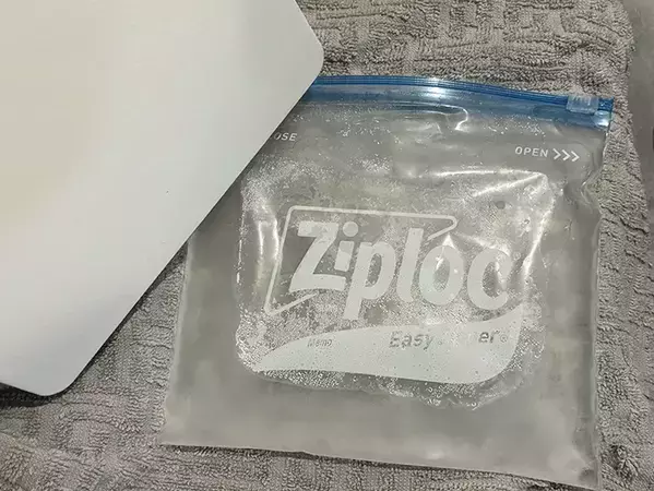 水を入れたジッパー袋を4時間凍らせて…　本格的な氷が作れる簡単な方法