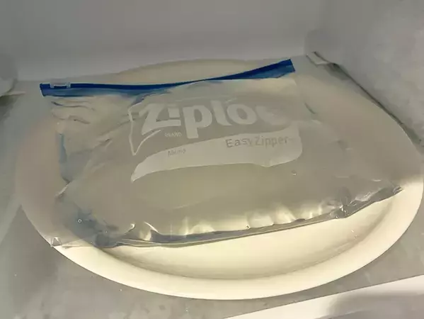 水を入れたジッパー袋を4時間凍らせて…　本格的な氷が作れる簡単な方法