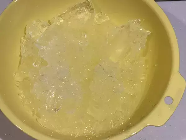 水を入れたジッパー袋を4時間凍らせて…　本格的な氷が作れる簡単な方法