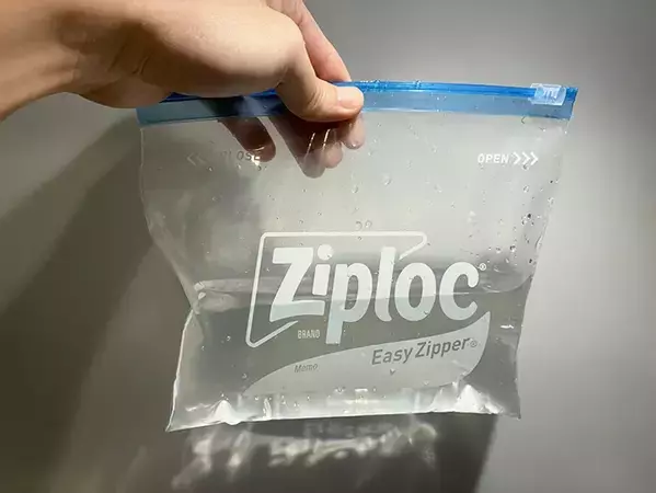 水を入れたジッパー袋を4時間凍らせて…　本格的な氷が作れる簡単な方法