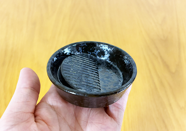 ダイソーの『醤油皿』の形がなんかヘン！？　使ってみて納得した理由とは…【レビュー】