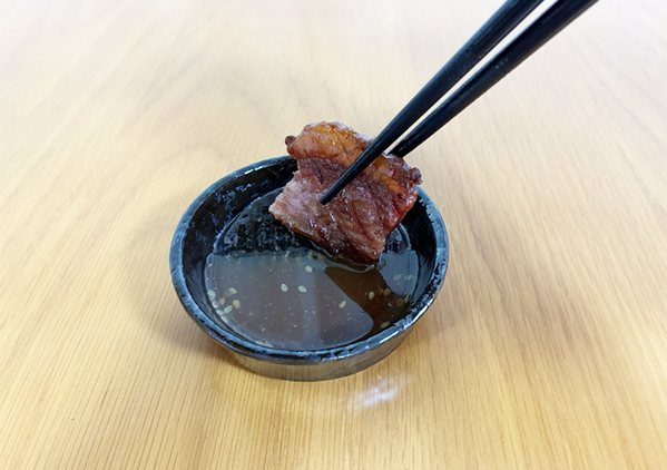 ダイソーの『醤油皿』の形がなんかヘン！？　使ってみて納得した理由とは…【レビュー】