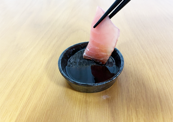 ダイソーの『醤油皿』の形がなんかヘン！？　使ってみて納得した理由とは…【レビュー】