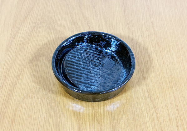 ダイソーの『醤油皿』の形がなんかヘン！？　使ってみて納得した理由とは…【レビュー】