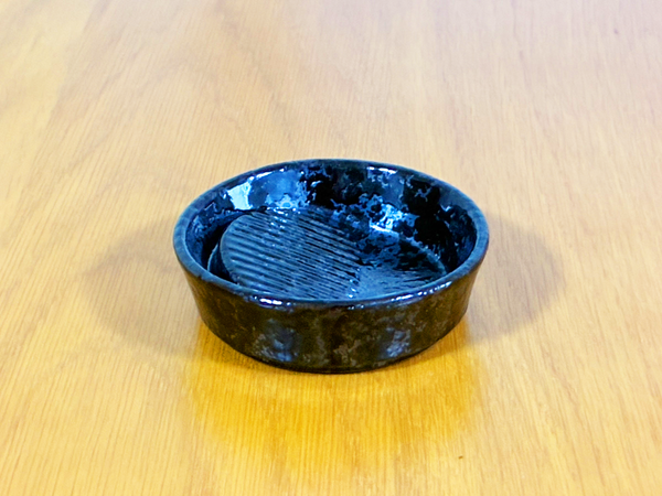 ダイソーの『醤油皿』の形がなんかヘン！？　使ってみて納得した理由とは…【レビュー】