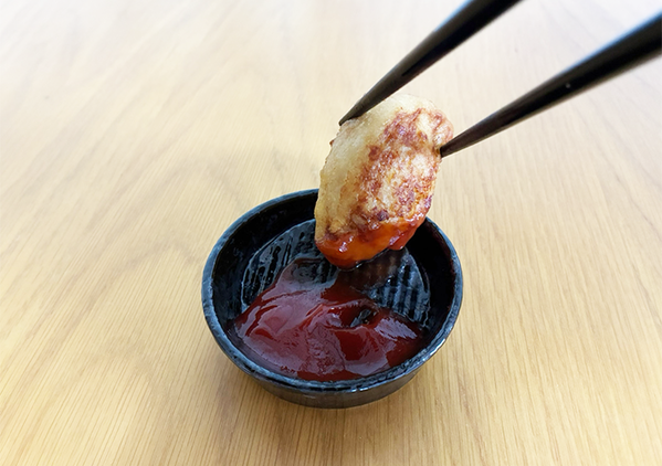 ダイソーの『醤油皿』の形がなんかヘン！？　使ってみて納得した理由とは…【レビュー】