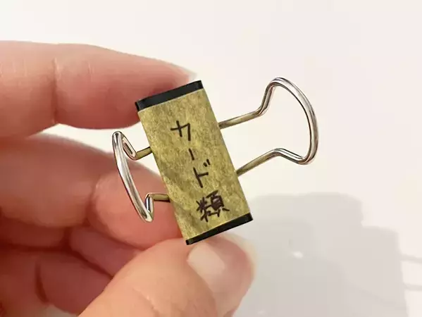 ダブルクリップ、書類をまとめる以外の活用術　ファイルボックスに挟んだら…？